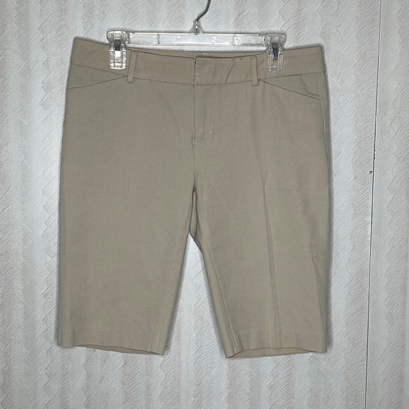 ❤️ ECRU Shorts Size 3 - Picture 2 of 4